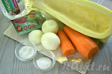 Подготовим продукты для приготовления кабачковой икры кусочками на зиму. Кабачок очищаем от кожуры, если семечки крупные, их нужно будет удалить. Очищаем лук, морковь и чеснок. Обратите внимание, что в ингредиентах указан вес очищенных овощей.