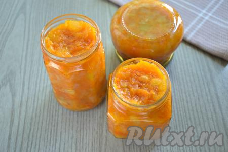 Пока кабачковая икра кусочками тушится, вымытые банки (я взяла 4 банки объёмом по 250 миллилитров) стерилизуем любым удобным способом (я простерилизовала банки над паром). В небольшом сотейнике кипятим крышки в течение 3 минут с момента закипания воды.  Готовую кабачковую икру убираем с огня, сразу раскладываем по сухим стерильным банкам, заполняя баночки до самого верха икрой вместе с соком, образовавшимся в процессе тушения. Закручиваем (или закатываем) баночки с икрой прокипячёнными крышками. Переворачиваем банки вверх дном, укутываем в одеяло (или плед), оставляем до полного остывания. Благодаря медленному остыванию банок под одеялом (или пледом), происходит дополнительная стерилизация заготовки. Из предложенного количества ингредиентов получается чуть больше 1 литра икры.