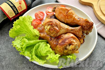 Румяные, вкусные, ароматные куриные ножки, запечённые в соевом соусе, достаём из чаши мультиварки, раскладываем по тарелкам и, дополнив гарниром (например, отварным рисом или картофельным пюре), в горячем виде подаём к столу.