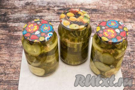 Банки с кабачками по-фински закрутить (или закатать) прокипячёнными крышками, перевернуть их вверх дном, укутать со всех сторон в одеяло и оставить до полного остывания (я оставляю на сутки). А затем банки с аппетитными кабачками переставить на хранение в прохладное тёмное место (например, в подвал, погреб или кладовку).