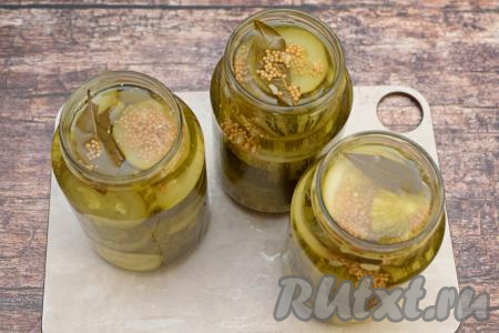 Кастрюлю с маринадом снова поставить на сильный огонь. После закипания маринада выложить в него ещё часть кабачков (у меня поместились все оставшиеся кабачки), дать закипеть, уменьшить огонь, тоже проварить под крышкой 10 минут, а затем аккуратно разложить по банкам. Постепенно заполнить банки кабачками до самого верха, прикрыть крышками. Дать маринаду ещё раз закипеть, убрать с огня и сразу разлить его по банкам, заполняя их до самого верха, не забывая добавить в баночки и горчицу с&nbsp;лавровыми листьями из маринада.