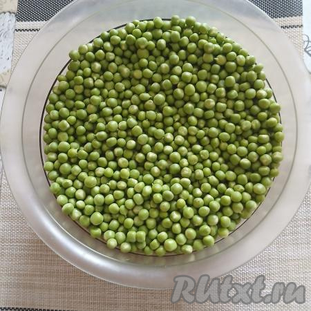 Вылущить горошек из стручков.
