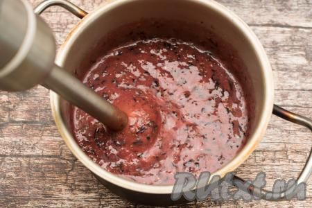 Дольки апельсина и смородину тщательно пробить погружным блендером до получения достаточно однородного пюре. Если в пюре будут встречаться мелкие кусочки смородины - ничего страшного, вкус это точно не испортит.