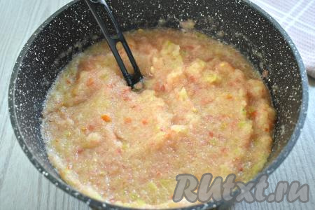Пропускаем перцы, помидоры, кабачки и лук через мясорубку в кастрюлю с толстым дном, в которой будете готовить кабачковую икру.