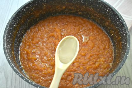 По прошествии&nbsp; 10 минут пробуем икру на вкус, если нужно, досаливаем по вкусу. Добавляем чёрный молотый перец, вливаем уксус, перемешиваем, доводим до кипения, после этого готовим 1 минуту на небольшом огне.