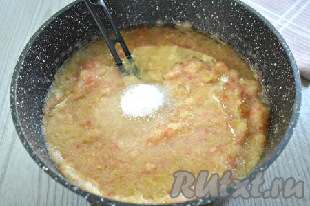 К получившейся кабачковой массе добавляем растительное масло, сахар, соль, перемешиваем.