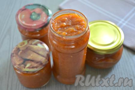 Заранее, пока готовится кабачковая икра, нужно простерилизовать банки любым удобным способом, прокипятить крышки в течение 3 минут с момента закипания воды. После того как икра из кабачков с уксусом с момента закипания проварится 1 минуту, убираем с огня и сразу раскладываем по простерилизованным банкам, закручиваем (или закатываем) прокипячёнными крышками. Переворачиваем баночки вверх дном, укутываем пледом (или одеялом) и оставляем до полного остывания (ориентировочно на сутки). Остывшие баночки с кабачковой икрой убираем на хранение до зимы в тёмное прохладное место (в кладовку, подвал или погреб). Из предложенного количества ингредиентов получается примерно 1 литр икры из кабачков.