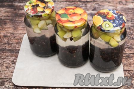 Сразу накрыть банки прокипячёнными крышками и оставить минут на 20.