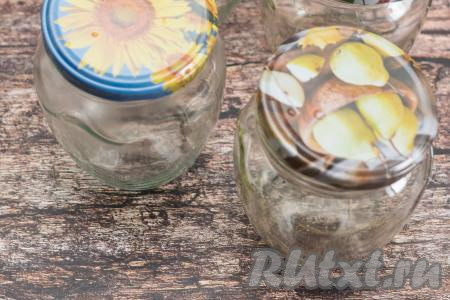 Пока готовится варенье из смородины и банана, нужно вымыть банки (я использовала 3 банки объёмом по 500 миллилитров) и простерилизовать их любым удобным для вас способом. Прокипятить в течение 3 минут с момента закипания воды крышки, которыми вы будете в дальнейшем закручивать (или закатывать) баночки. Накрыть банки прокипячёнными крышками. Я предпочитаю стерилизовать баночки для варенья в микроволновке, для этого в каждую вымытую банку я вливаю 100 миллилитров кипящей воды. Переставляю банки в микроволновку, включаю микроволновку на 3 минуты на максимальную мощность. Затем вынимаю аккуратно горячие банки из микроволновки, воду сливаю и сразу прикрываю банки прокипячёнными крышками.