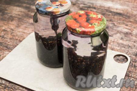 Сразу накрыть банки со смородиной и базиликом прокипячёнными крышками и оставить при комнатной температуре на 20 минут.