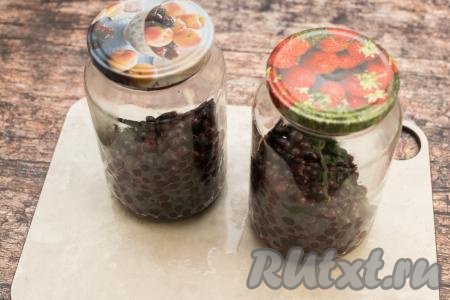Сразу накрыть баночки прокипячёнными крышками.