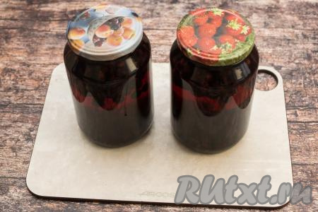 Закрутить (или закатать) банки с компотом прокипячёнными крышами. Перевернуть банки вверх дном, укутать их в тёплый плед (или в одеяло) и оставить до полного остывания.