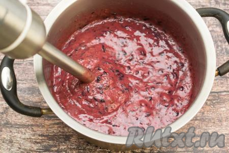 Погружным блендером пробить смородину с бананами до однородности. Если вдруг останутся вкрапления ягод - ничего страшного, вкус от этого точно хуже не будет.