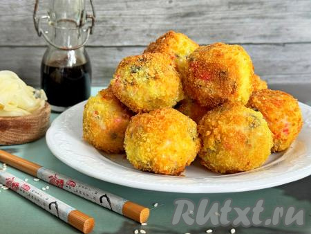 Аппетитные, вкусные, нежные жареные ленивые роллы переложить со сковороды на тарелку и тёплыми, дополнив соевым соусом или соусом "Терияки", подать к столу.