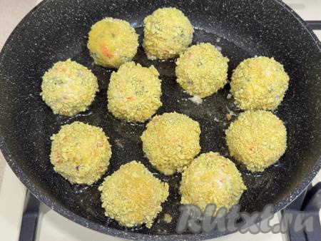 В сковороду влить растительное масло, очень хорошо его разогреть, выложить ленивые роллы в один слой.&nbsp;