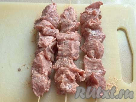 Промариновавшиеся кусочки свинины нанизать на деревянные шпажки. У меня получились 3 порции шашлыка.