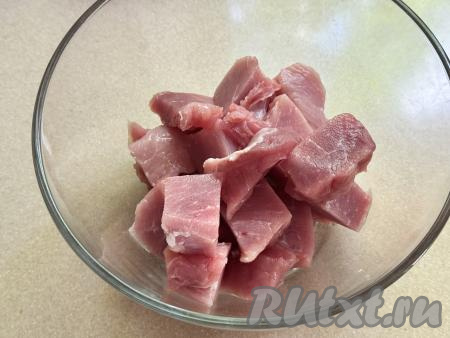 Нарезать филе свинины на прямоугольные кусочки с размерами сторон примерно 3 сантиметра на 4 сантиметра, выложить в достаточно глубокую миску.