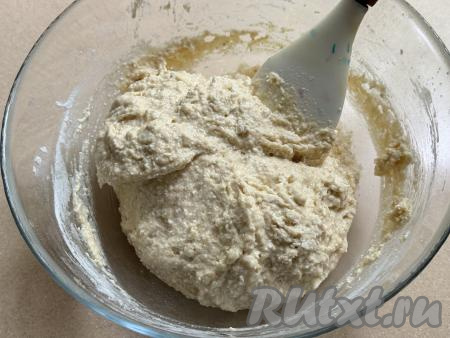 Частями добавляя оставшуюся муку, каждый раз полностью вмешивая её лопаткой (или ложкой), замесить в меру густое, вязкое творожно-банановое тесто, как на фото. В зависимости от жирности творога, качества муки, размера яиц может потребоваться немного больше или меньше муки, чем указано в ингредиентах, главное - ориентируйтесь на консистенцию теста для венских вафель.&nbsp;