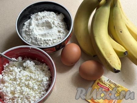 Подготовить продукты для приготовления венских вафель с творогом и бананом. Творог можно взять любой жирности и консистенции (я купила&nbsp;жирностью 9%). Бананы лучше всего использовать спелые, мягкие.