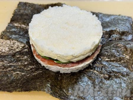 Аккуратно снять кольцо с начинки суши-бургера.