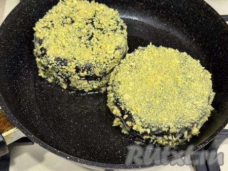 В сковороду влить растительное масло, хорошо его разогреть, выложить суши-бургеры.