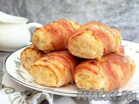 Форму с готовыми котлетками достать из духовки. Аппетитные, ароматные, вкусные, сочные куриные котлеты, запечённые в беконе, разложить по тарелкам и в горячем виде, дополнив гарниром или свежими овощами, подать к столу.&nbsp;