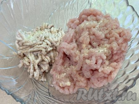 В миску выложить получившийся куриный фарш. Белый хлеб отжать от лишней жидкости, пропустить через мясорубку в миску с фаршем, всыпать соль и чёрный молотый перец по вкусу.