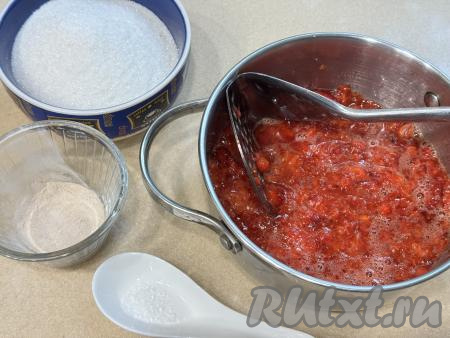 Размять клубнику толкушкой. После пюрирования толкушкой в джеме останутся небольшие кусочки ягод. Если хотите получить более однородную консистенцию, тогда пюрируйте клубнику не толкушкой, а погружным блендером.