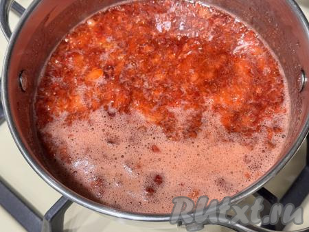 После закипания ягодной массы убавить огонь до минимума, снимая с поверхности пену, варить в течение 5 минут, периодически перемешивая. Пока варятся ягоды, вымыть банки с содой (я взяла 2 банки объёмом по 380 миллилитров), простерилизовать их любым удобным способом. Прокипятить крышки в небольшом сотейнике в течение 3-4 минут с момента закипания воды.