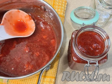 Снять кастрюлю с джемом с огня, сразу разложить джем по баночкам (у меня получились 2 банки объёмом по 380 миллилитров). Вначале джем будет достаточно жидким, но после остывания он загустеет.