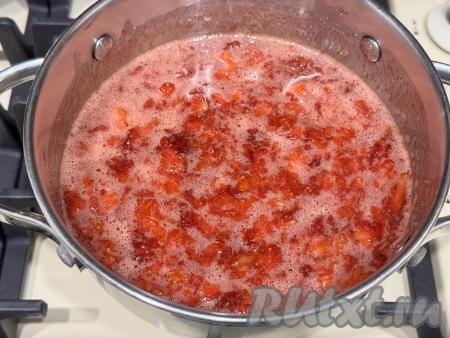 Поставить кастрюлю на средний огонь, периодически перемешивая, довести клубничную массу до кипения.&nbsp;