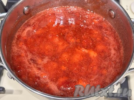 Дать закипеть, варить джем из клубники с пектином на небольшом огне 3 минуты, постоянно перемешивая.&nbsp;