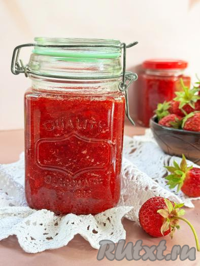 Зимой красивый, вкусный, в меру густой клубничный джем, приготовленный с пектином, станет&nbsp; отличным напоминанием о солнечных днях лета!