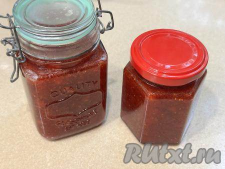 Закрутить (или закатать) банки с джемом крышками, не переворачивая, укутать в одеяло, оставить до полного остывания. Остывшие банки переставить на хранение в тёмное прохладное место (например, в подвал, кладовку или погреб).