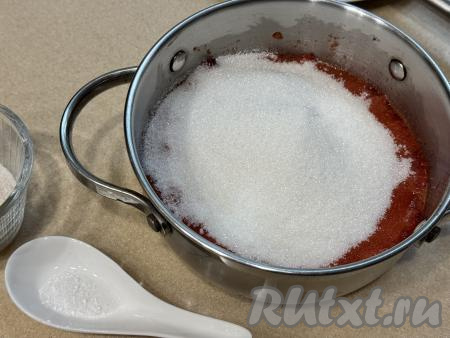 В кастрюлю с клубничным пюре всыпать 300 грамм сахара.&nbsp;