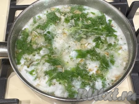 Влить в кастрюлю молоко, посолить по вкусу.&nbsp;