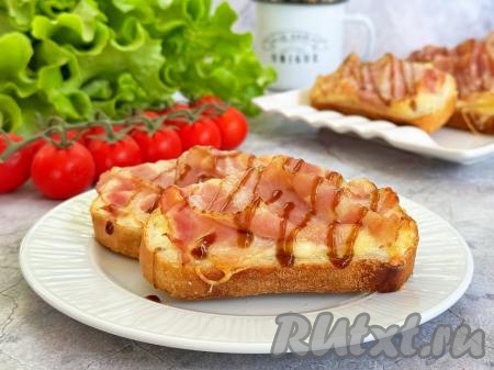 Бутерброды с творожным сыром и беконом в духовке