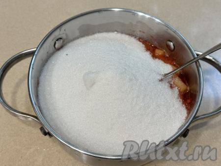 Всыпать в кастрюлю сахар.