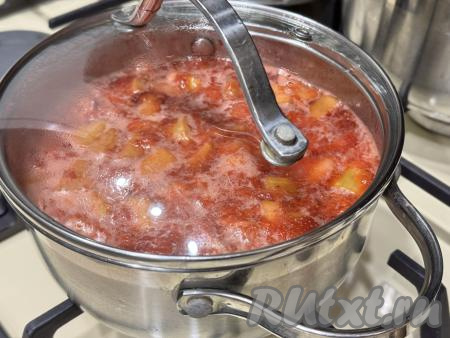 Убрать кастрюлю с вареньем из клубники и ревеня с огня, накрыть крышкой и&nbsp;остудить до комнатной температуры (на это обычно требуется часа 3).
