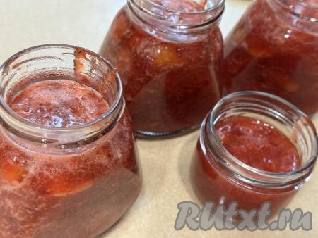 Банки с вареньем закрутить (или закатать) крышками, укутать в одеяло и оставить в таком виде до полного остывания. Из предложенного количеств ингредиентов у меня получились 3 банки объёмом по 300 миллилитров и небольшая баночка на пробу.