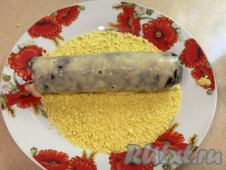 Заготовки, покрытые кляром, обвалять со всех сторон в панировочных сухарях (я использовала панировочную смесь "Панко").