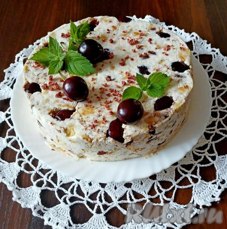 Торт без выпечки из печенья с творогом и черешней