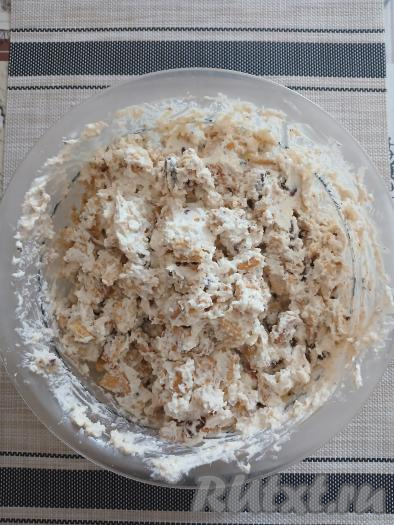 В миску с получившейся массой добавить поломанное печенье, перемешать до однородности.