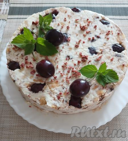 Украсить по желанию. Я украсила черешней и листиками мяты.