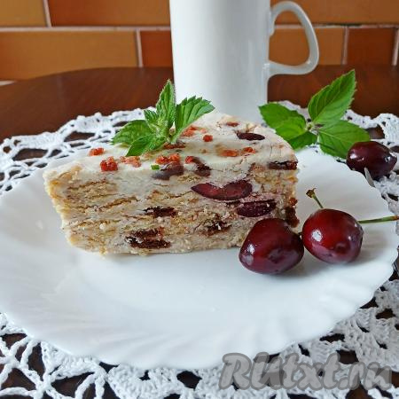 Этот торт, приготовленный без выпечки, получается очень нежным, вкусным. Черешня отлично сочетается с творогом и печеньем, придаёт готовому десерту сочность и лёгкую кислинку. Одним словом, идеальный тортик с ягодами для летних посиделок. Посмотрите, как аппетитно этот торт выглядит в разрезе!