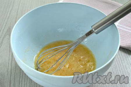 Взбиваем яйца с сахаром и солью венчиком минуты 2 (до однородности).