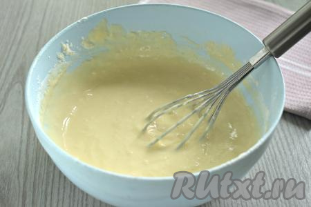После добавления всей рисовой муки блинное тесто тесто должно быть однородным, достаточно густым, напоминающим тесто для оладий.