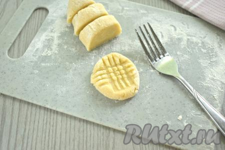 Кусочки из песочного теста ставим на срезы и сверху прижимаем крест-накрест вилкой, как на фото.