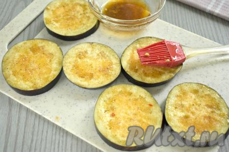 Каждый кружочек баклажана с помощью силиконовой кисточки смазываем с двух сторон смесью масла и специй.