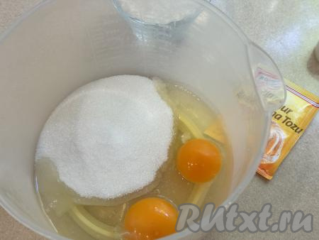 В миску (или другую достаточно глубокую ёмкость), в которой будет удобно взбивать миксером, всыпать сахар, вбить сырые яйца.